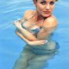 403-Cameron_Diaz_Havuzda